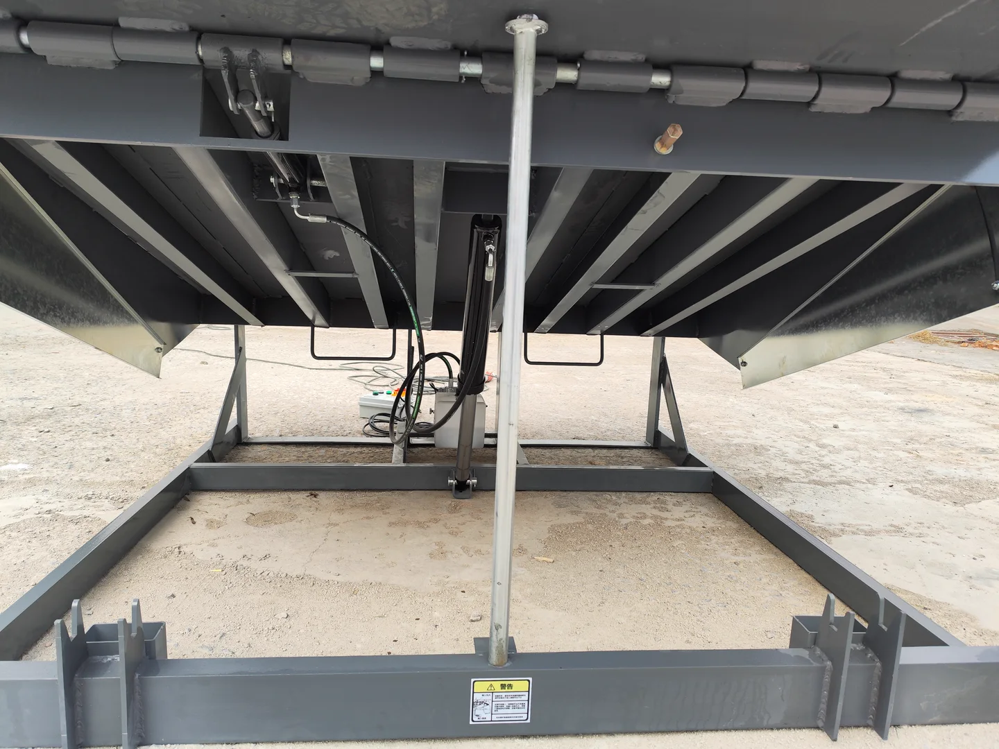 Underframe and hydraulic mechanism of a standard fixed dock leveler
