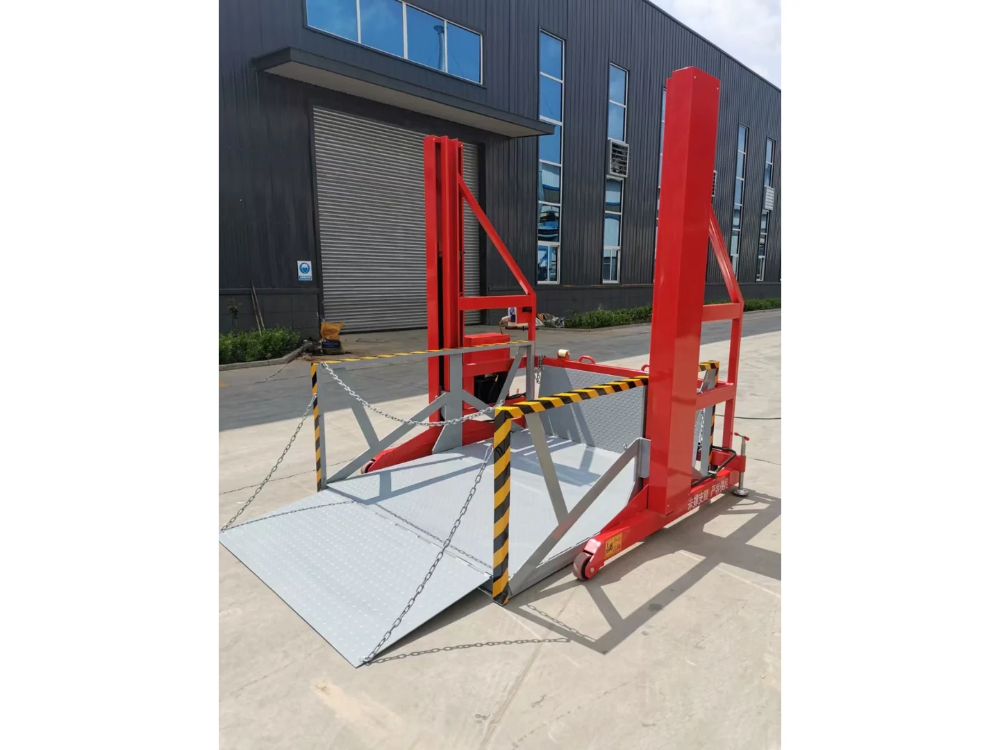 Side detail of the loading platform bridge plate, entry guards and support frame